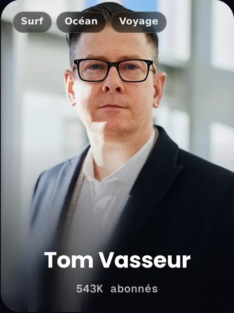Carte créateur de Tom Vasseur dans un kit média Reachy.